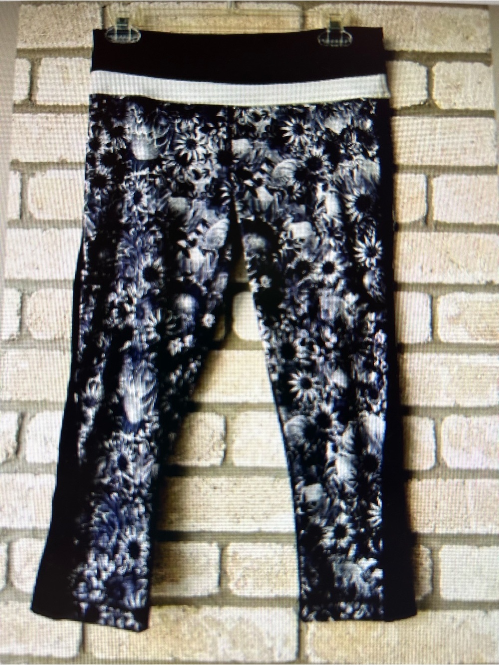 Lululemon Black & White Floral Active Leggings. Size 6. NWTGS